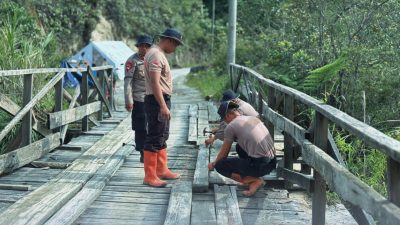 Perkuat Infrastruktur Desa, Brimob Sumut Lakukan Perbaikan Jembatan Gotting