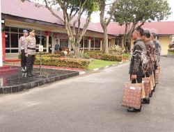 Polres Binjai Lepas Personil Yang Purnabakti Dengan Tradisi KepolisianrBINJAI /- Kepolisian Resor Binjai, Polda Sumatera Utara laksanakan upacara pelepasan terhadap personil yang memasuki masa Purnabakti, di lapangan apel polres Binjai, jalan Sultan Hasanuddin No.1 Binjai, Rabu, (13/05/26) pukul 08.30 wib.