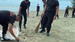Sambut HUT Polri ke-80, Personel Kompi 4 Batalyon C Gelar Gerakan Indonesia Asri di Pantai Laharuga