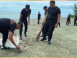 Sambut HUT Polri ke-80, Personel Kompi 4 Batalyon C Gelar Gerakan Indonesia Asri di Pantai Laharuga