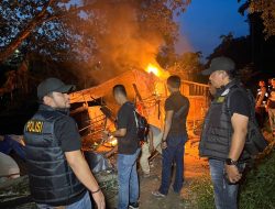 Dapat Perlawanan WargaSatresnarkoba Polrestabes Medan Bumihanguskan Sarang Narkoba Klambir V