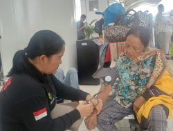 Polda Sumut Beri Layanan Kesehatan bagi Penumpang Terdampak Pembatalan Penerbangan di Kualanamu