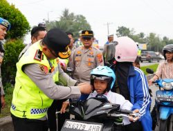 Wakapolda Sumut Turun ke Jalan, Bagikan Helm dan Ajak Warga Tertib Berlalu Lintas