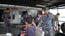 JEMPUT NYAWA DI TENGAH HEMPASAN GELOMBANG PERBATASAN : KRI TORANI-860 SELAMATKAN TIGA NELAYAN