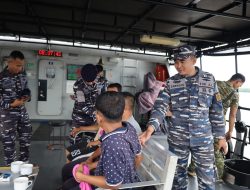JEMPUT NYAWA DI TENGAH HEMPASAN GELOMBANG PERBATASAN : KRI TORANI-860 SELAMATKAN TIGA NELAYAN